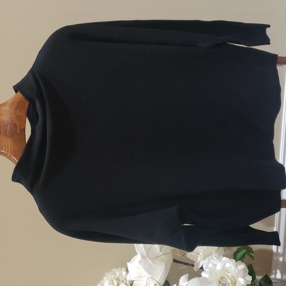 Nwt Medium Aaeda black sweater with white flowers - Picture 9 of 11